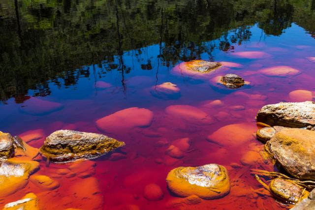 Opasna reka duginih boja u kojoj žive samo bakterije